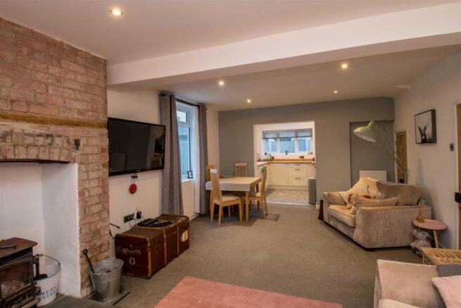 LOUNGE/DINING ROOM