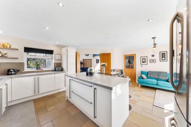 5 bed Detached for sale Image 6