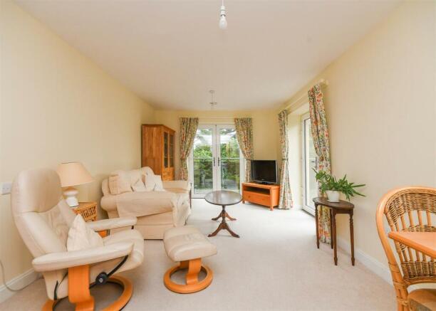 52 Thorneycroft - Lounge (2).jpg