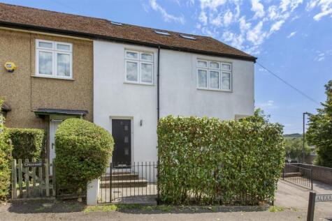 Pinions Road, High Wycombe (courtyard Garden)
