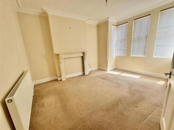 Lounge / Bedroom 4