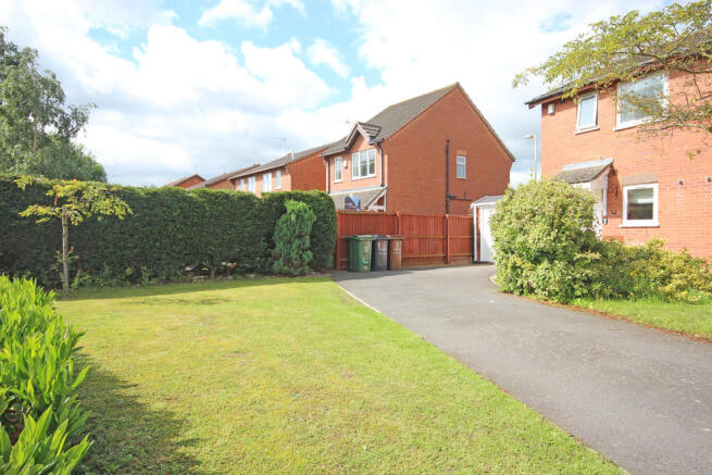 Front Garden / Dr...