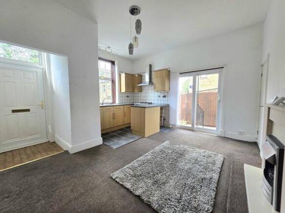 2 bed Terraced to rent Image 2