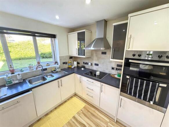 Mossbrook Drive, Cottam, Preston photo 4