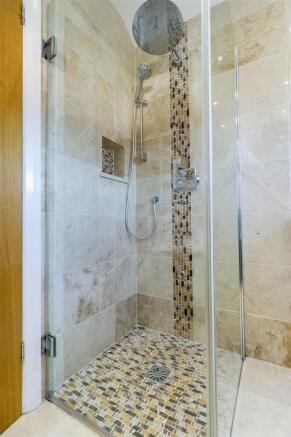 LUXURY HOUSE BATHROOM