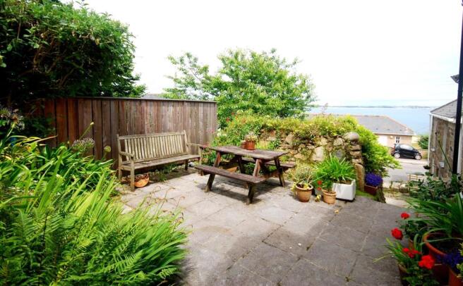 FRONT GARDEN