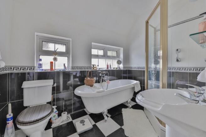 4 bed Detached for sale Image 8
