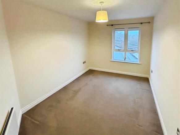 2 bed Apartment to rent Image 8