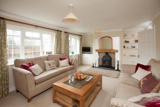 7 ELM CLOSE - PHOTO B.jpg