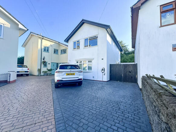 3-bed detached on Farm Close, Abertridwr, £290,000