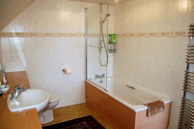 EN-SUITE BATHROOM