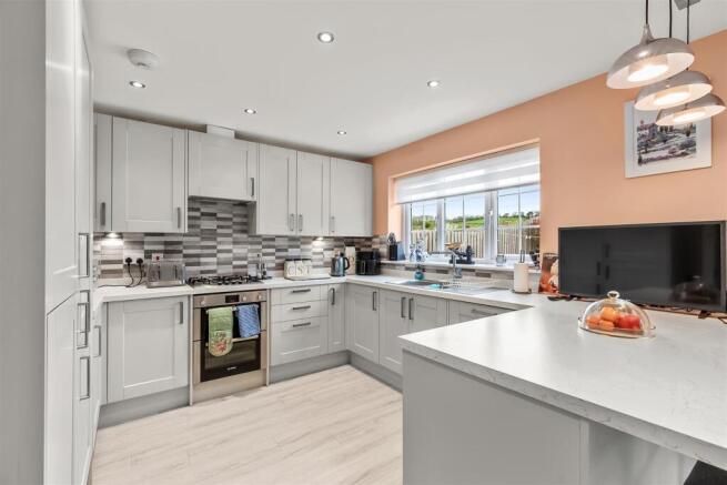 4 bed Detached for sale Image 12