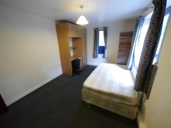 4 bed Apartment to rent Image 10