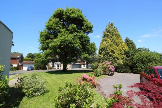 FRONT GARDEN & LARGE DRIVEWAY