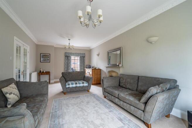 5 bed Detached for sale Image 11