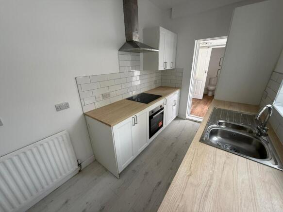 2 bed Terraced to rent Image 5