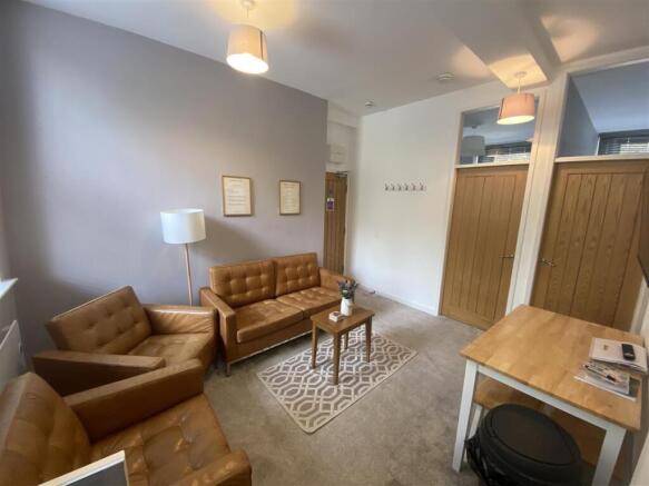 2 bed Apartment to rent Image 5