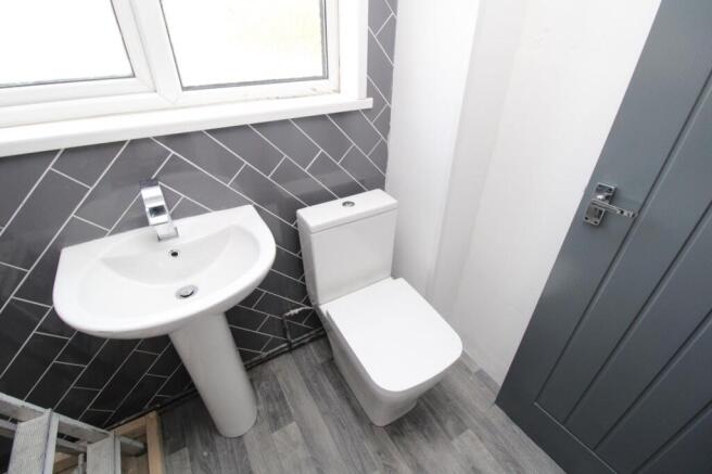Modern bathroom with stylish charcoal tiling...