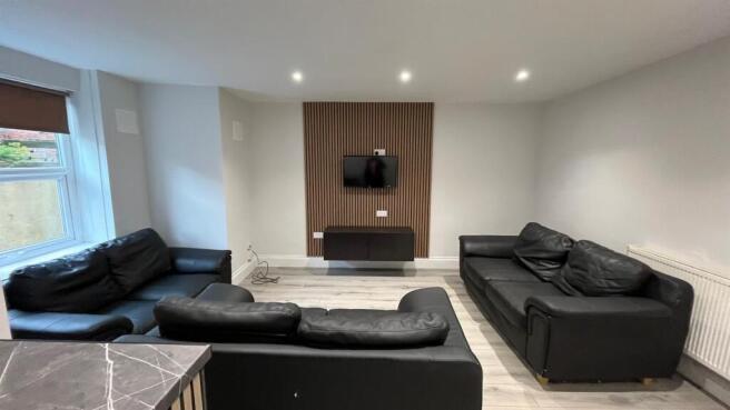 6 bed House to rent Image 8