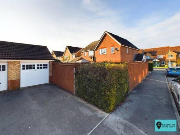 Garage/Driveway 