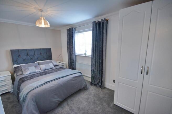 7 Leighton close bed2a.jpeg