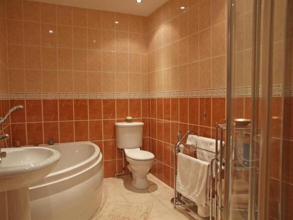 9 Stretton Croft - Bathroom.jpg