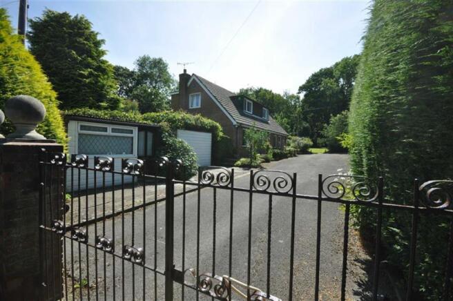 ACCOMMODATION COMPRISES: