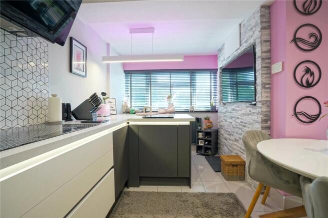 4 bed House for sale Image 7