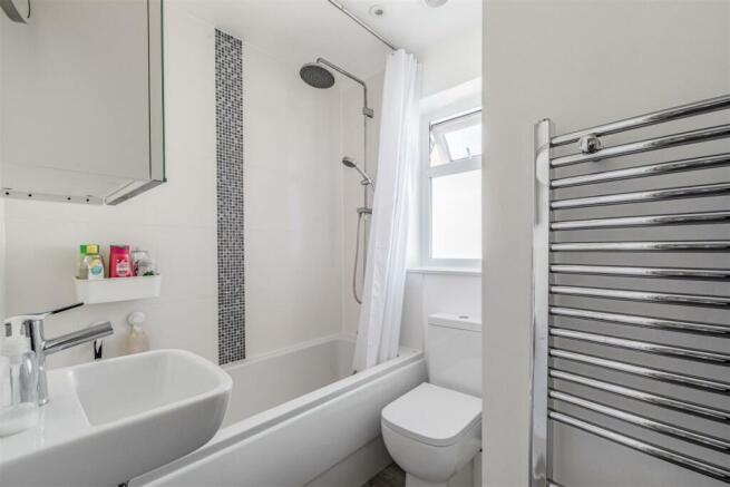 10 Pretoria Road, Chertsey, KT16 9LN - 25.jpg