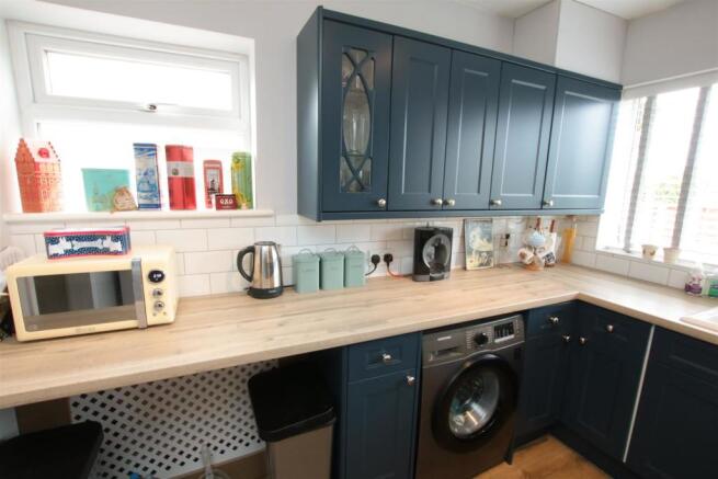 CONTEMPORARY FITTED KITCHEN