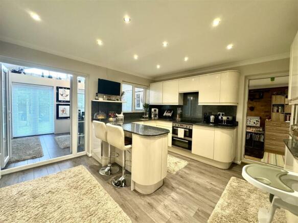 OPEN PLAN KITCHEN/BREAKFAST ROOM