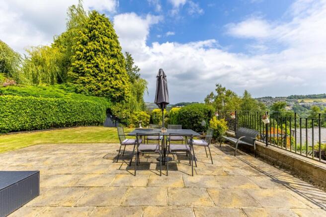 5 bed Detached for sale Image 4