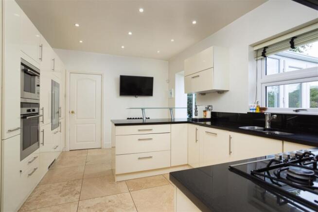 4 bed Detached for sale Image 6