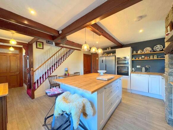 4 bed Semi-Detached for sale Image 4