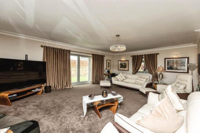 5 bed Detached for sale Image 5