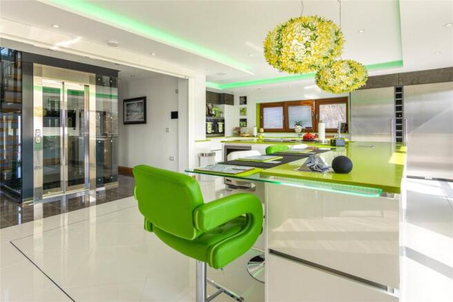 5 bed Detached for sale Image 9