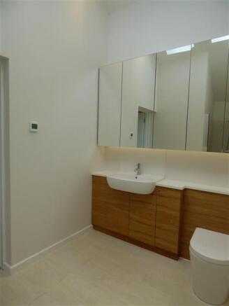 EN-SUITE SHOWER ROOM VIEW 2