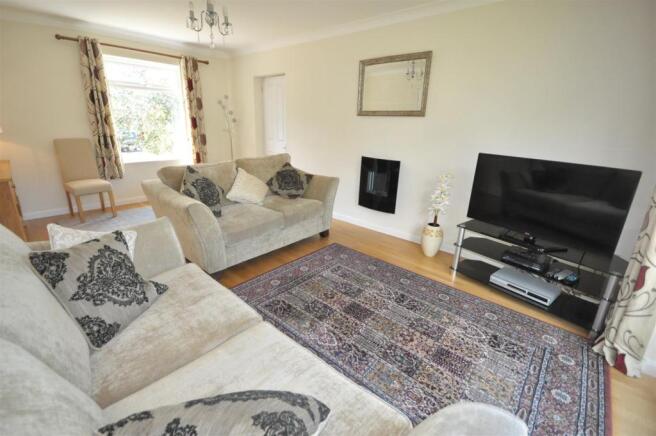 SITTING / DINING ROOM