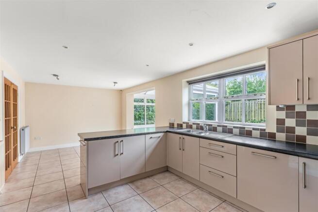 4 bed House for sale Image 7