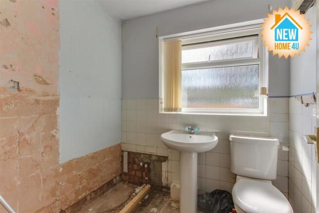 FAMILY BATHROOM: