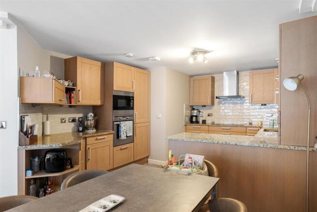 3 bed Apartment for sale Image 11