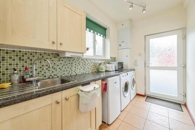 5 bed Detached for sale Image 7
