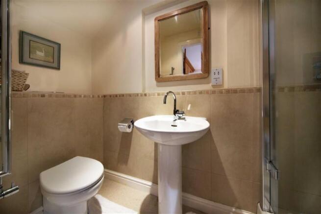 EN-SUITE SHOWER ROOM