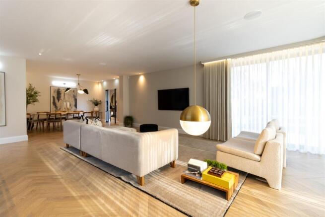5 bed Detached for sale Image 4