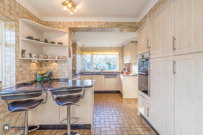 Kitchen/Breakfast Bar Area