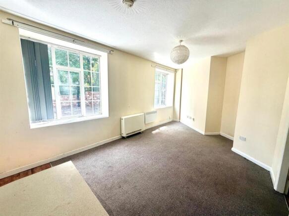 Living Room / Dining Area: