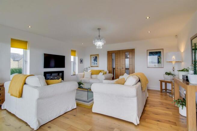 5 bed Detached for sale Image 11