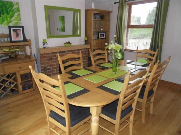 L-SHAPED DINING ROOM