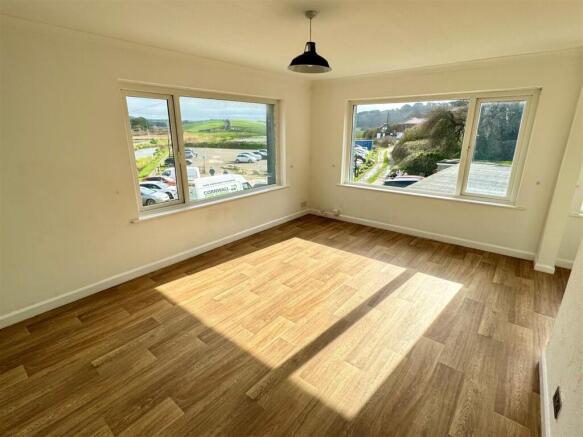 4 Riverside Court Lounge