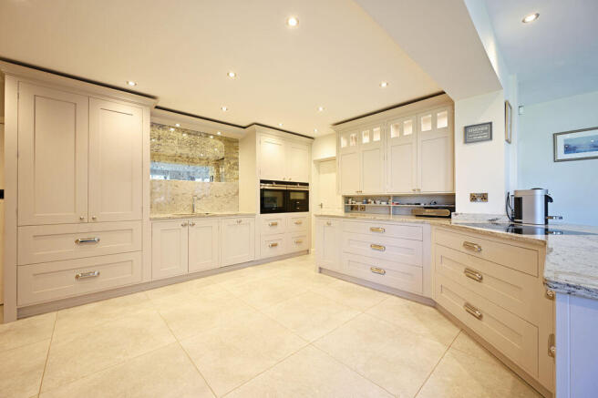 4 bed Detached for sale Image 11